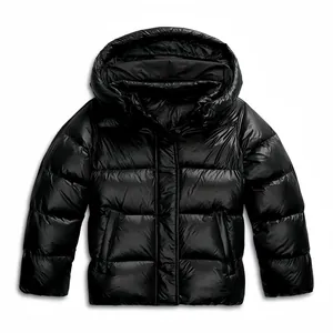 Detaillierte Ansicht einer schwarzen glänzenden Kapuzen-Steppjacke für Damen mit Textur.