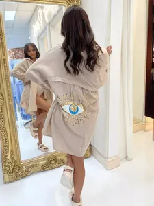 Camicia beige oversize da donna con ricamo evil eye in paillettes sulla schiena