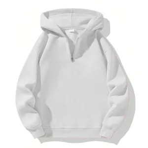 Dettaglio della felpa con cappuccio bianca oversize a mezza zip per donna in pile