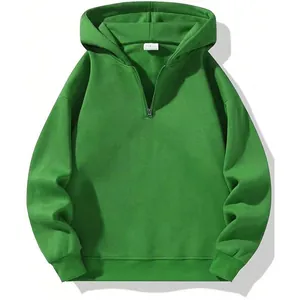 Vista dettagliata di una felpa oversize verde brillante con design a mezza cerniera lampo