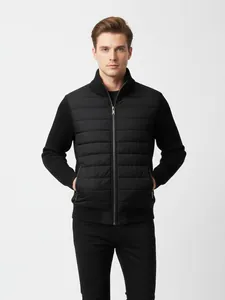 Professionelle Studioaufnahme einer schwarzen Herren-Hybridjacke mit Stehkragen