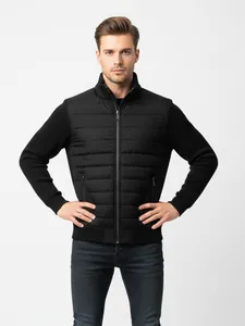 Herren Stehkragen Hybridjacke mit gesteppter Front und gerippten Strickärmeln