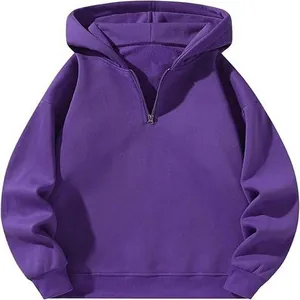 Dettaglio di una felpa viola con cappuccio, mezza zip, vestibilità comoda e pile