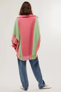 Achteraanzicht van een oversized color-block fleece sweatshirt in roze en groen