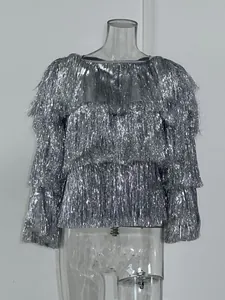 Dettaglio del top a maniche lunghe in frange metalliche argentate da spettacolo.