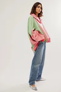 Model draagt een gezellige colour-block fleece sweatshirt in roze en groen los model