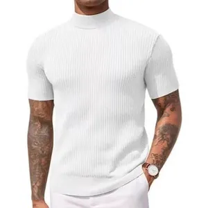 Detaillierte Ansicht eines weißen Herren-Strickpullovers mit Kurzarm und Stehkragen.