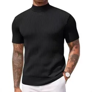 Detailansicht eines schwarzen gerippten Strick-Stehkragenshirts für Herren mit Kurzarm-Design