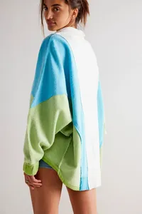 Detailweergave van een oversized color-block fleece sweatshirt in Amerikaanse stijl