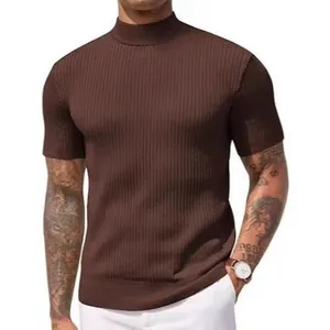 Detaillierte Ansicht des braunen Herren-Strickshirts mit Rippenmuster und schickem Stehkragen