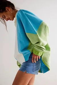 Gedetailleerd zijaanzicht van een oversized fleece hoodie in blauw en groen