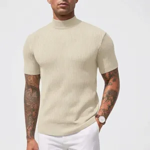 Nahaufnahme von beige Strickhemd mit Stehkragen, kurzem Arm und Rippenmuster-Textur