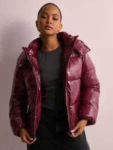 Giacca imbottita bordeaux lucida con cappuccio per donna, calda ed elegante per inverno