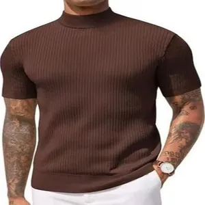 Braunes Herren-Strickshirt mit kurzem Arm, Stehkragen und Rippenmuster