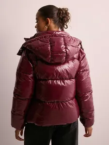 Giacca trapuntata bordeaux lucida con cappuccio da donna, finitura lucida e design trapuntato