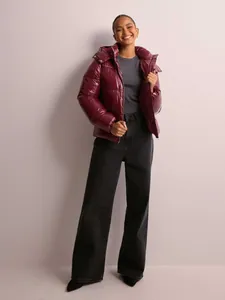 Elegante piumino lucido rosso vino con cappuccio per donna giacca invernale casual di lusso