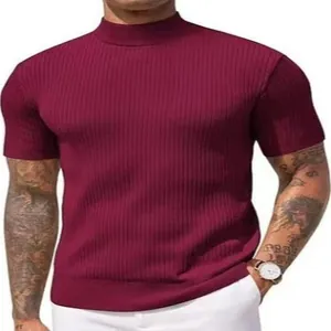 Schmal geschnittenes weinrotes Herren-T-Shirt mit Stehkragen und Rippenstrick aus Baumwolle