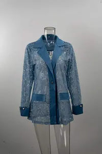 Gedetailleerde weergave van blauwe kanten blazer met denim patchwork revers en manchetten