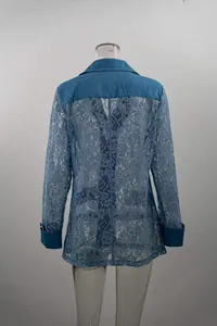 Achterkant detail van blauwe denim look blazer met elegante kanten panelen