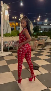Sexy ärmelloser roter Netz-Jumpsuit mit goldenen Sternmustern in Nachtclub-Atmosphäre