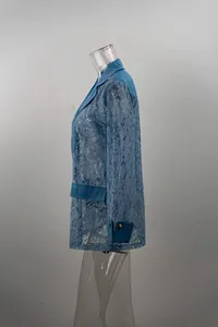 Zijaanzicht detail van de blauwe kanten blazer met bloemmotieven en denim afwerking