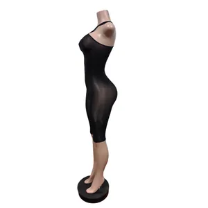 Detailansicht der glänzenden schwarzen Ein-Schulter-Jumpsuit für Yoga und Sport