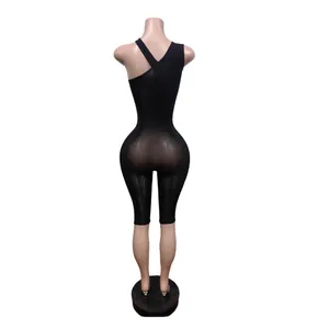 Detaillierte Rückansicht eines glänzenden schwarzen One-Shoulder Yoga-Sport-Bodysuits