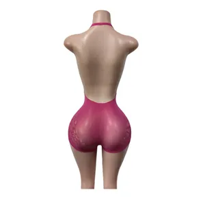 Vista posteriore dettagliata di un body sexy in pizzo rosa con scollo all'americana