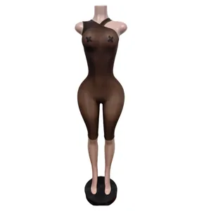 Vorderansicht eines braunen, glänzenden Ein-Schulter-Bodysuit-Jumpsuits auf einer Puppe