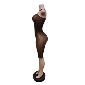 Schlanker brauner One-Shoulder-Bodysuit für Yoga und Fitness in der Seitenansicht.