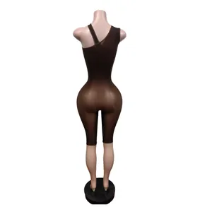 Rückansicht eines braunen, glänzenden One-Shoulder-Yoga-Jumpsuits auf einer Puppe