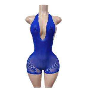Body sexy in pizzo blu con scollo all'americana e schiena scoperta mostrato su un manichino