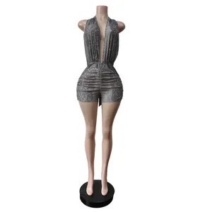 Détail d'une combinaison dos nu en résille à imprimé serpent gris sur mannequin