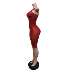 Seitenprofil eines glänzenden roten Ein-Schulter-Bodysuits für Yoga und Sport