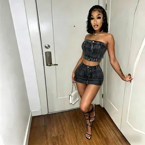 Detaillierte Ansicht eines schwarzen zweiteiligen Denim-Sets mit Bandeau-Top