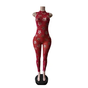 Roter ärmelloser Netz-Jumpsuit mit silbernem Sternenmuster aus der Nähe