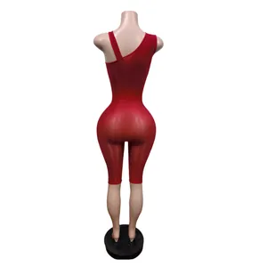Rückansicht eines glänzenden roten One-Shoulder-Jumpsuits mit enger Passform