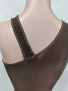 Detailaufnahme der Rückennähte des braunen, glänzenden Ein-Schulter-Yoga-Bodysuits.