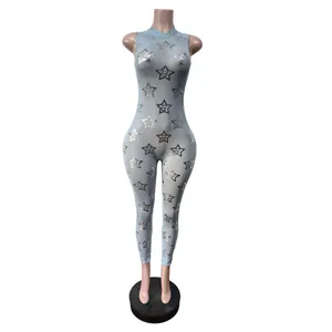 Hellblauer, ärmelloser Jumpsuit aus transparentem Mesh mit silbernen Sternenmustern