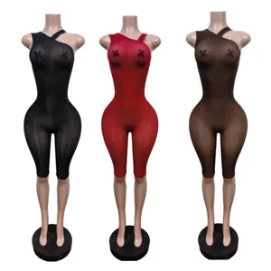 Glänzende Ein-Schulter-Jumpsuits in den Farben Schwarz, Rot und Braun dargestellt.