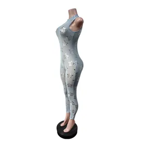 Seitenprofil eines sexy hellblauen Netz-Bodysuits mit silbernem Metallic-Sternenmuster