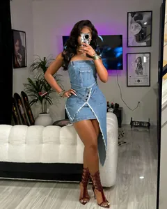 Detailansicht eines blauen trägerlosen Denim-Kleides mit asymmetrischem Saum und Fransen