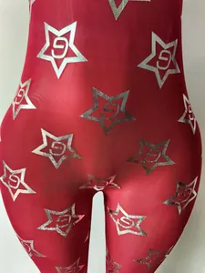 Nahaufnahme eines sexy roten Mesh-Jumpsuits mit silbernen Sternen und Nummer Neun MZ88713