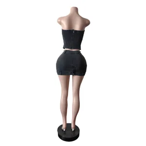 Detailansicht der Rückseite des elastischen Denim-Tops und Minirock-Sets an der Schaufensterpuppe