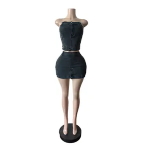 Vorderansicht des trägerlosen Denim-Tube-Tops und des passenden Minirock-Sets