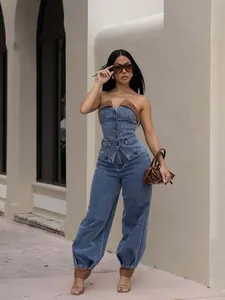 Haut corset en jean bustier et pantalon ample avec bordure marron élégant.