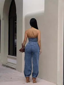Vue arrière d'un ensemble en jean bustier et d'un pantalon large à taille haute