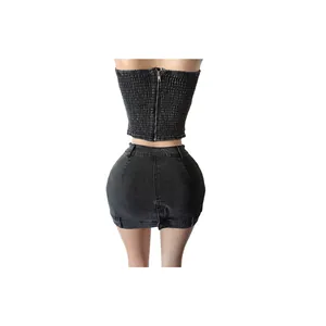 Zweiteiliges trägerloses elastisches Denim-Tube-Top und passender figurbetonter Minirock