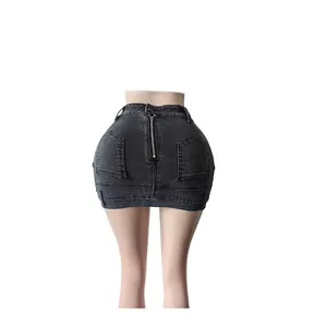 Hochwertige Detailansicht der Rückseite eines dehnbaren Jeans-Minirocks mit Zipper