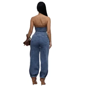 Vue arrière d'un ensemble en jean bustier bleu élégant avec bordure marron.